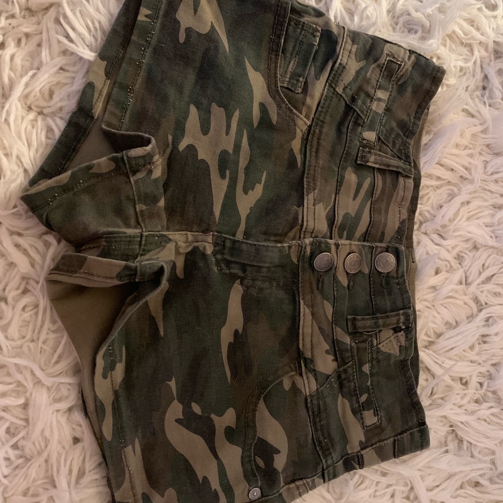 🌻 Camo shorts 🌻